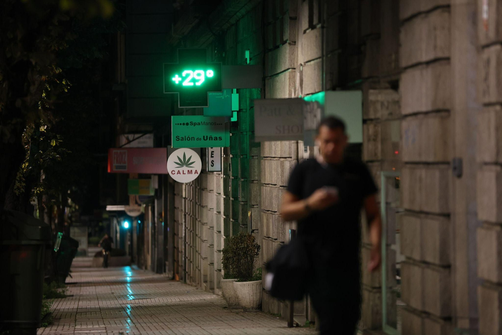 Termómetros de una farmacia de Gran Vía marcando casi 30 grados a la una de la madrugada. // Alberte