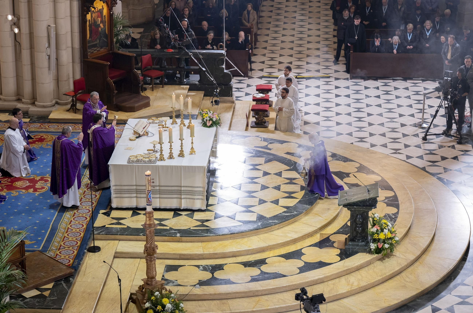 La Catedral de La Almudena de Madrid acogió también este jueves una misa en honor a las 45 víctimas mortales del accidente de tren en Adamuz. La misa fue pedida al Arzobispado por la presidenta regional, Isabel Díaz Ayuso, y que coincidió en el tiempo con el funeral que se llevó a cabo en Huelva y al que asistiron los Reyes.