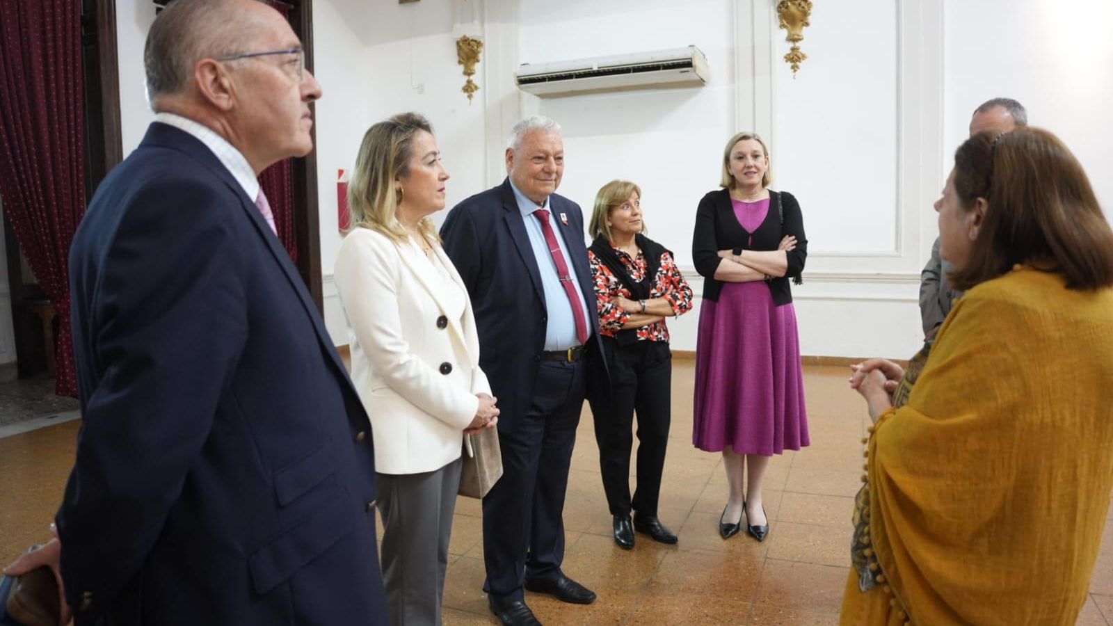 La vicepesidenta de la Junta y directora general de Acción Exterior con miembros de la colectividad