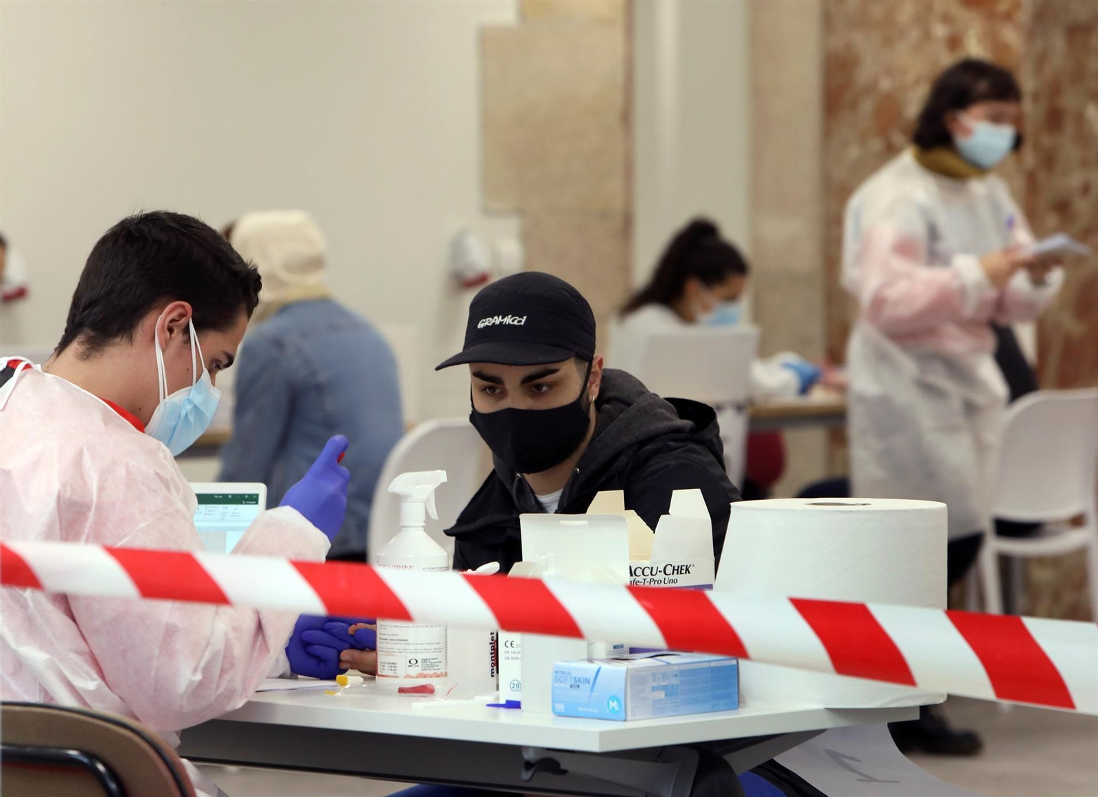 Galicia reduce contagios y casos activos y mantiene la presión asistencial.