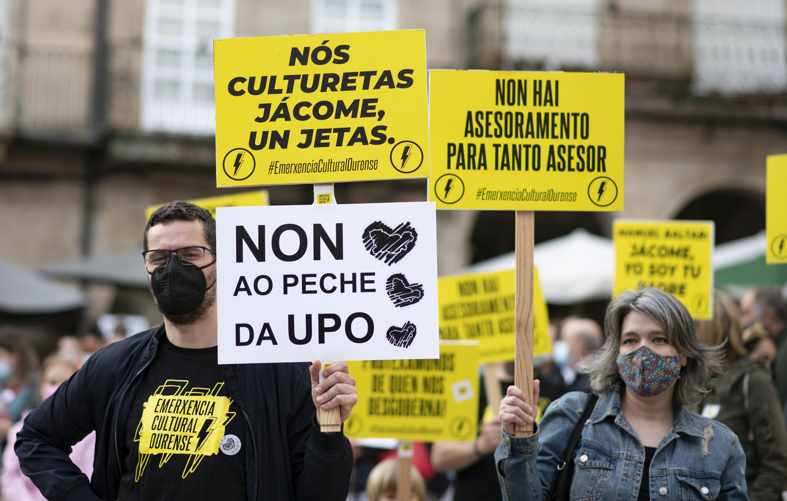 Concentración cultural contra el cierre de la Universidad Popular de Ourense.