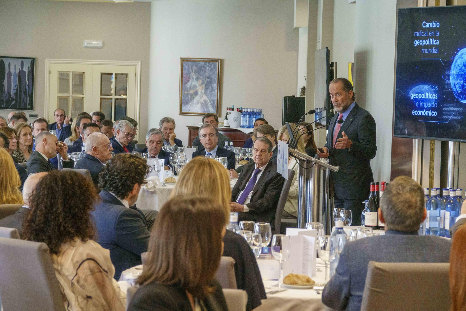 El presidente de Abanca, Juan Carlos Escotet, durante su charla ayer en el Círculo de Empresarios.