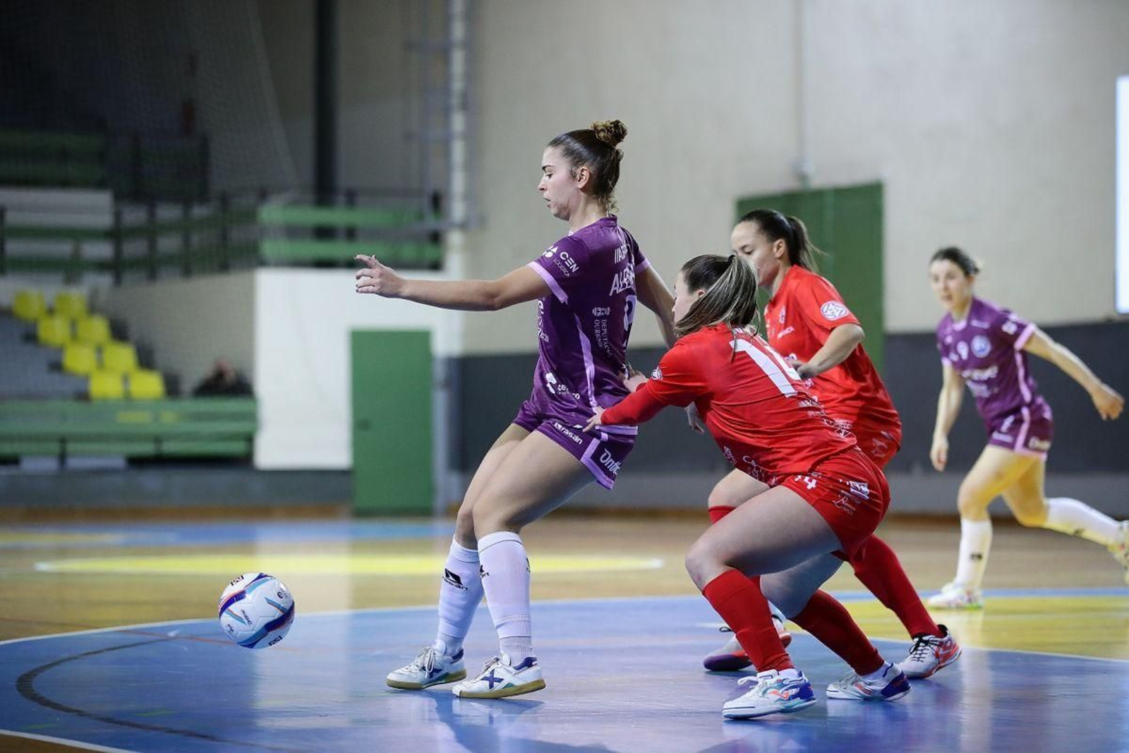 Riscos protege la pelota en la Copa Galicia ante el Castro.