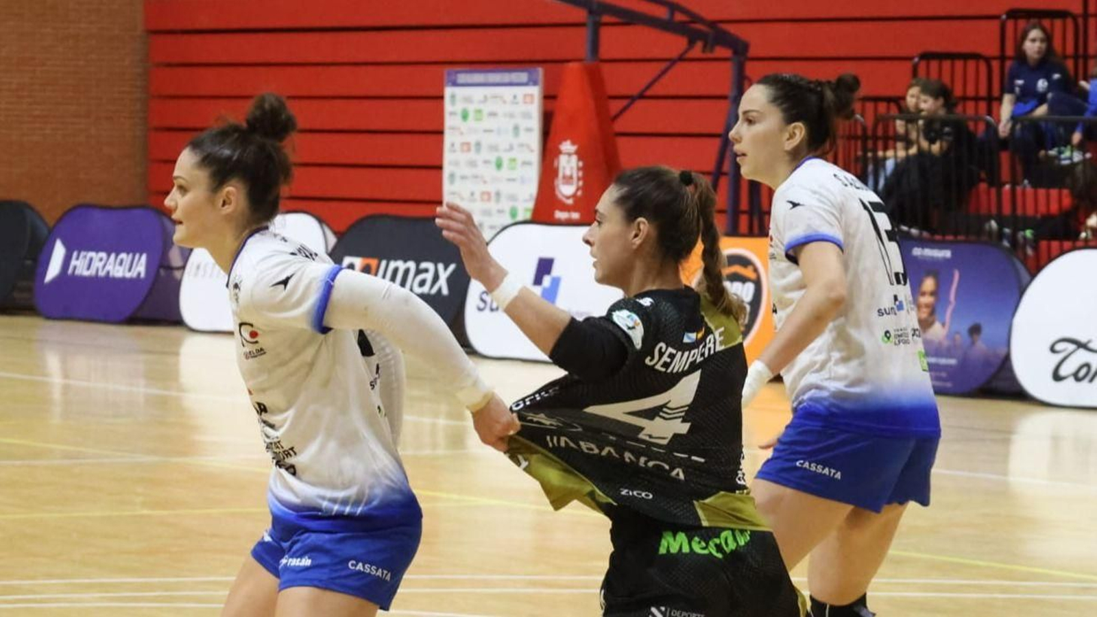 África Sempere volvió ayer a las pistas para aportar dos goles en la victoria del Guardés.