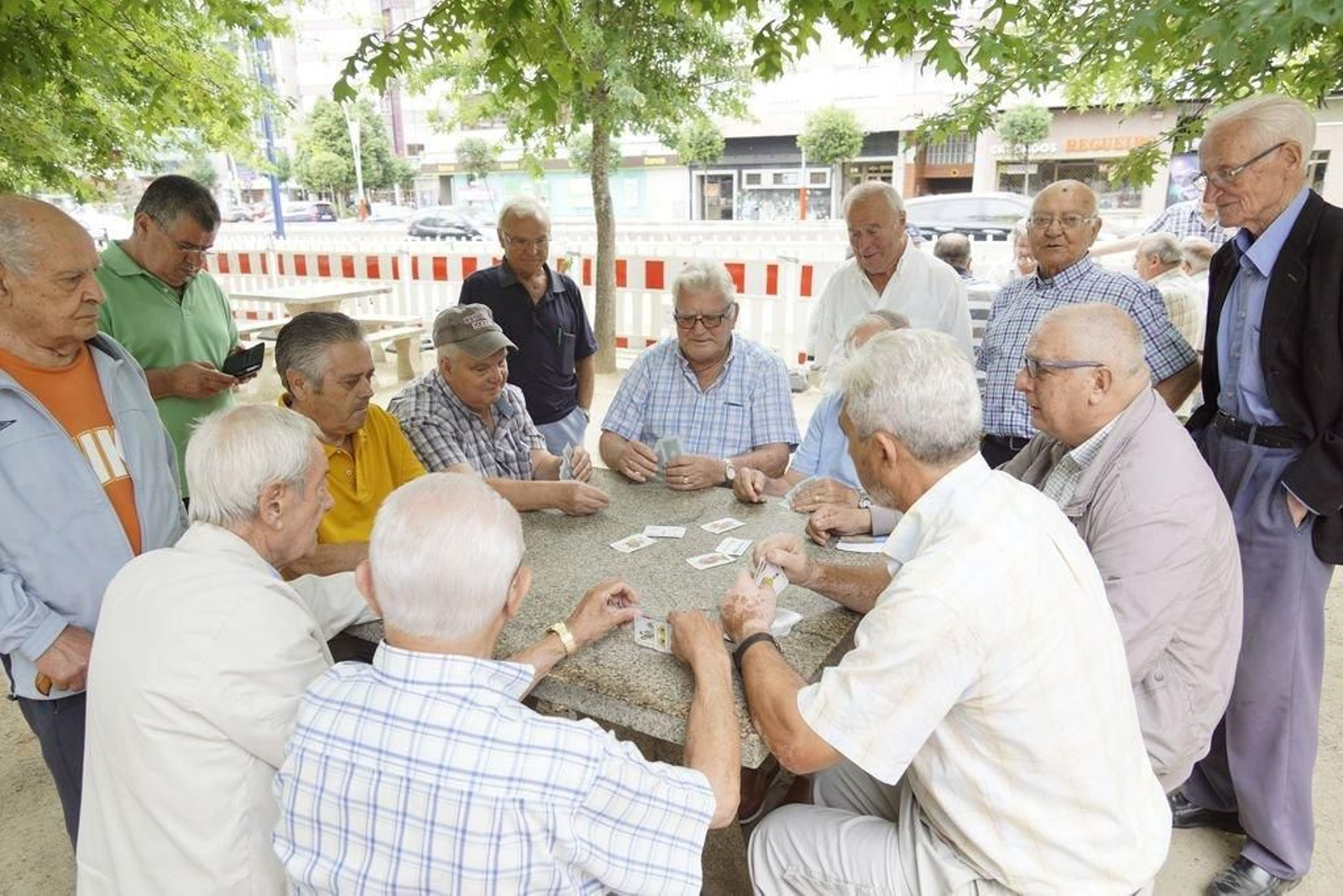 Vecinos de Coia, ayer, en la típica partida en el entorno de As Travesas.