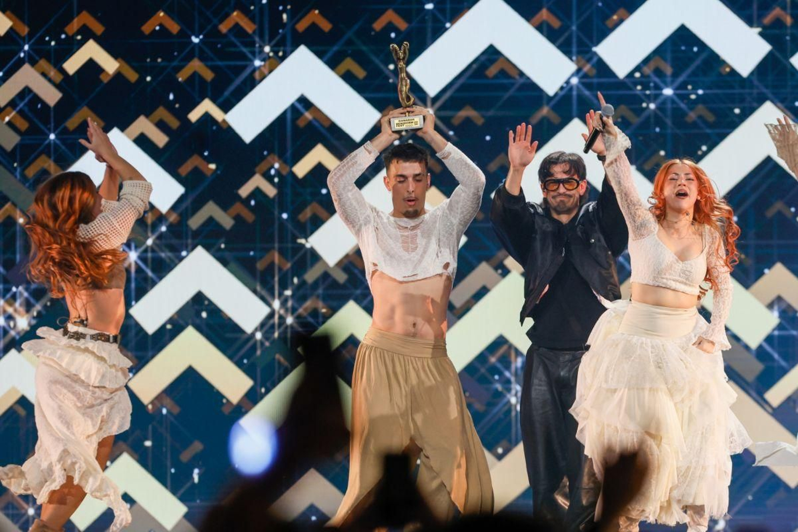 Tony Grox y Lucycalys actúan durante la gala final del Benidorm Fest 2026.