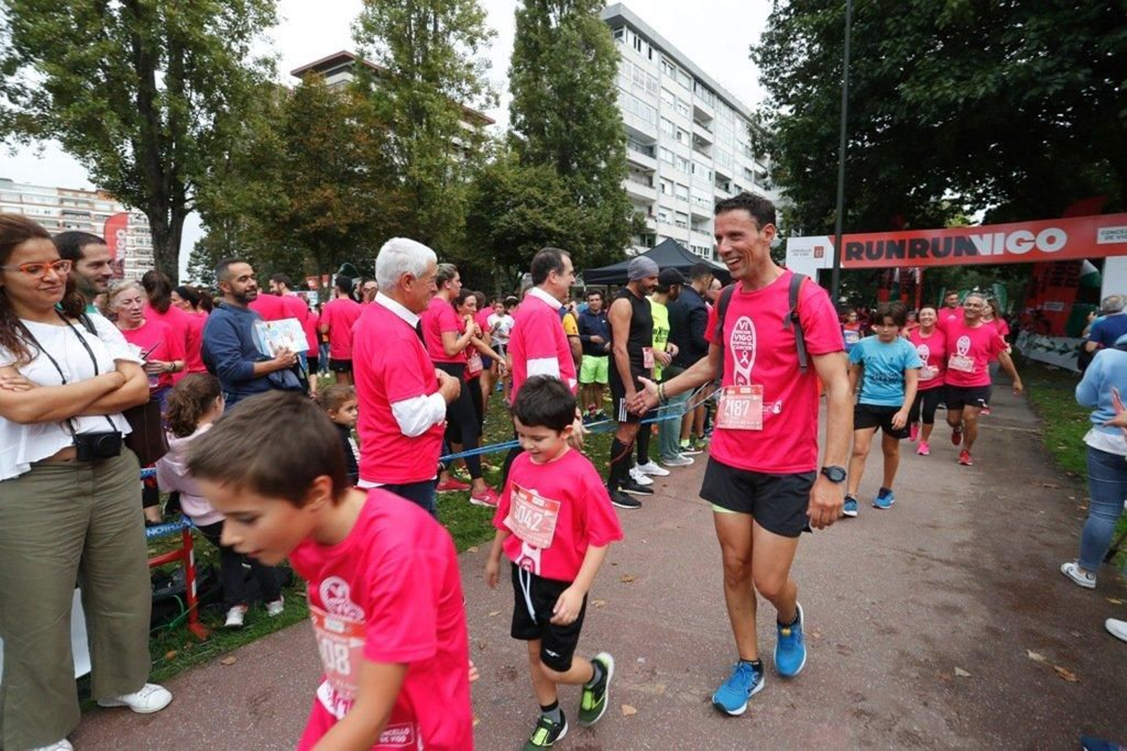 El color rosa abarrotó la Avenida de Castelao - JV Landín 051