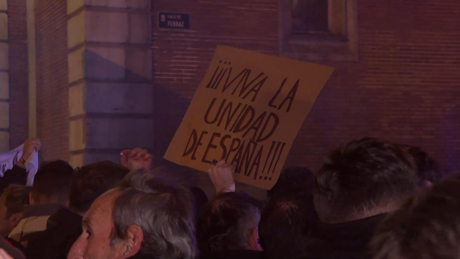 Un amplio dispositivo policial corta la calle Ferraz para evitar el acceso de manifestantes. Foto: EP.