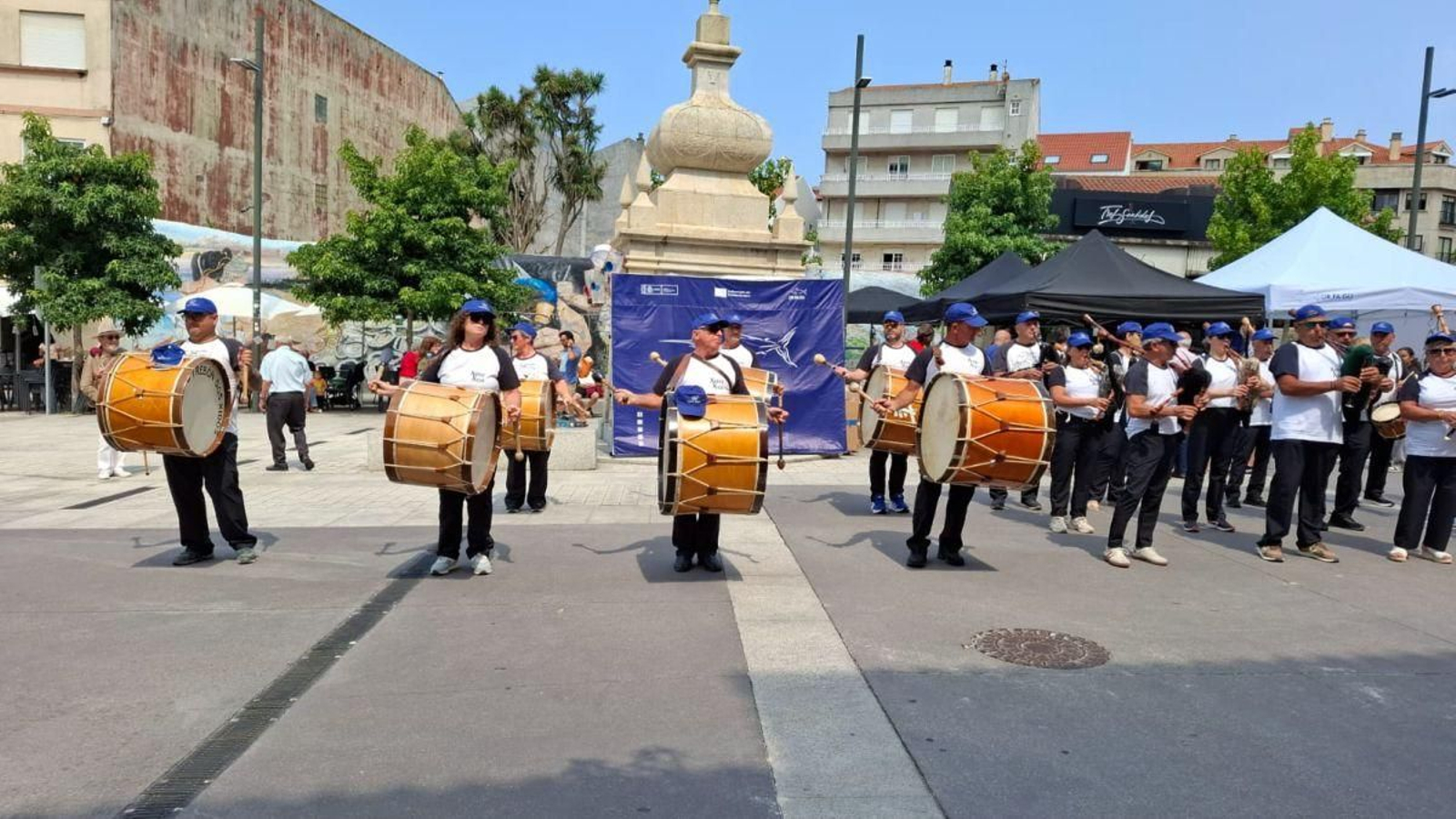 Uno de los grupos que actuaron ayer por la villa marinera poniendo la nota musical a la jornada gastronómica.