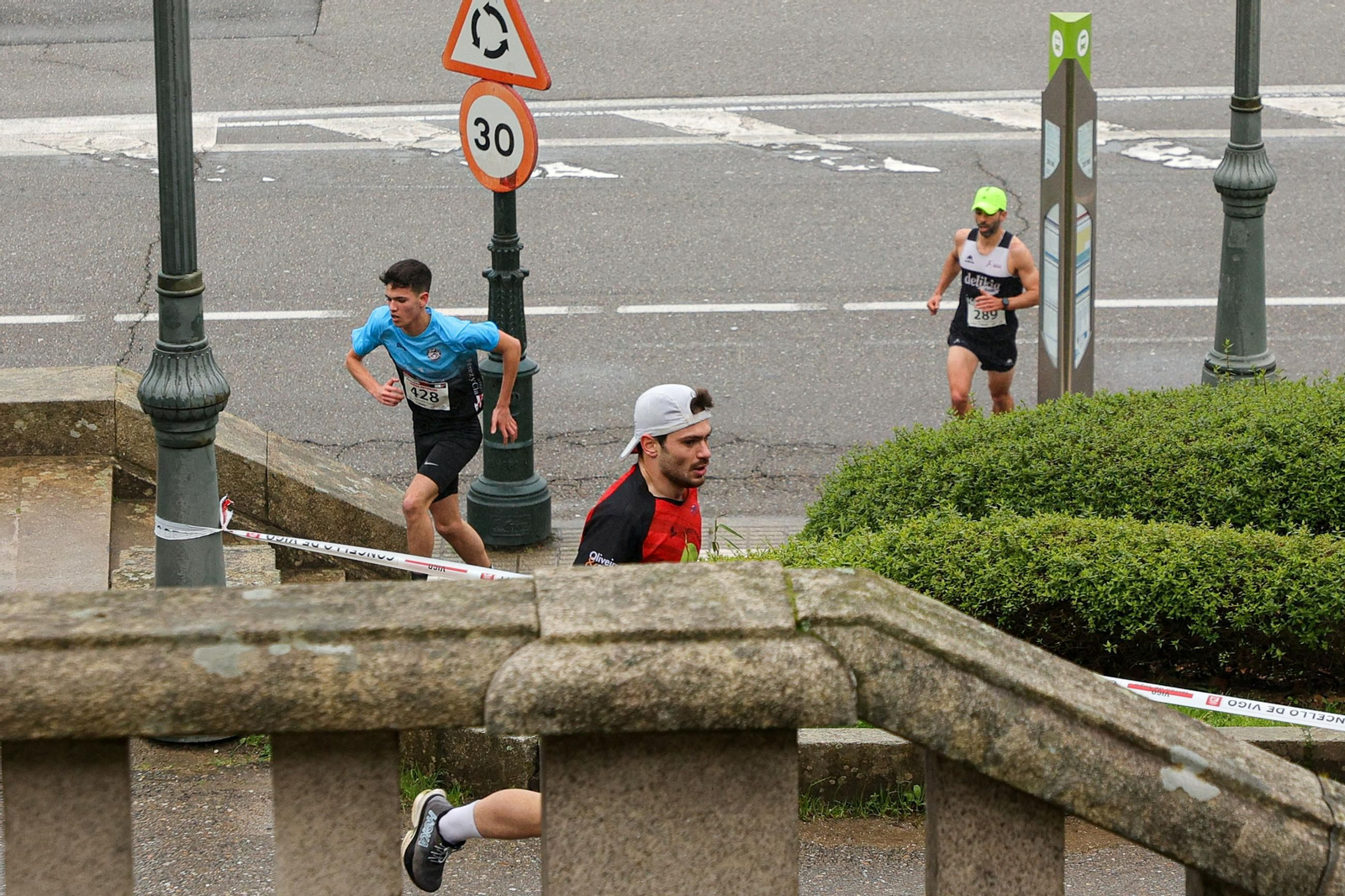 Galería | Cientos de atletas aguantan la lluvia en la Subida ao Castro