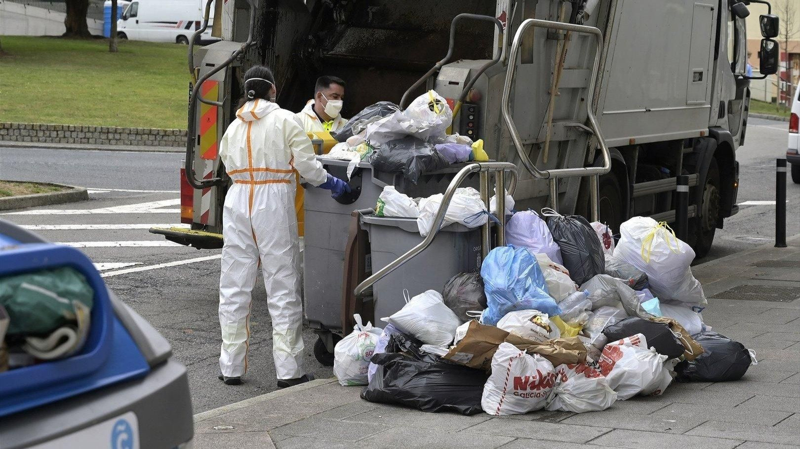 Operativo de limpieza durante una emergencia sanitaria por la basura acumulada, a 25 de julio de 2024, en A Coruña, Galicia