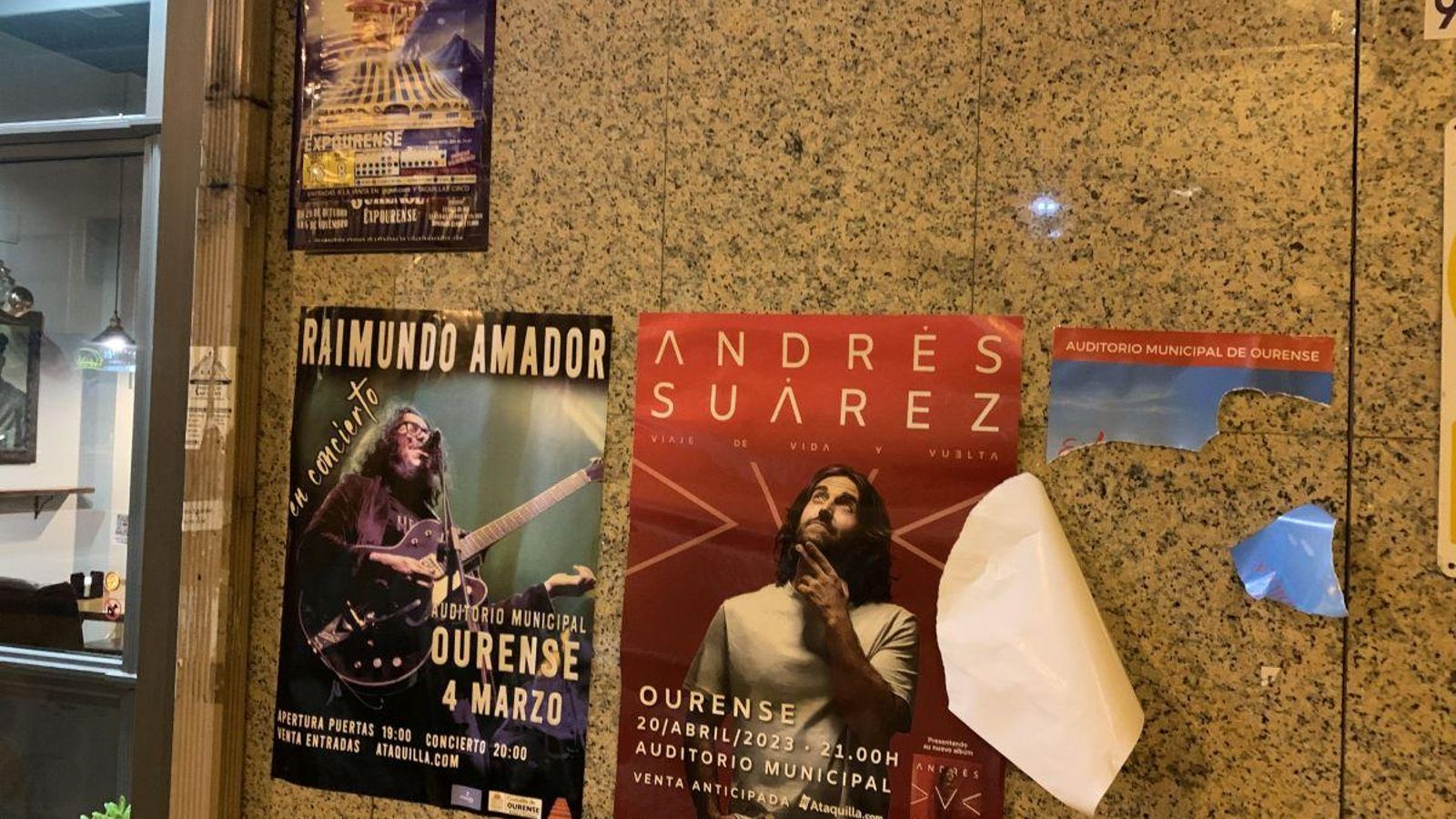 Carteles de conciertos en Ourense.