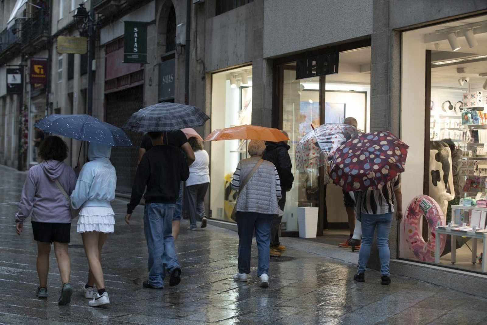 Los paraguas reinaban ayer en Carballiño para protegerse de las intensas lluvias.