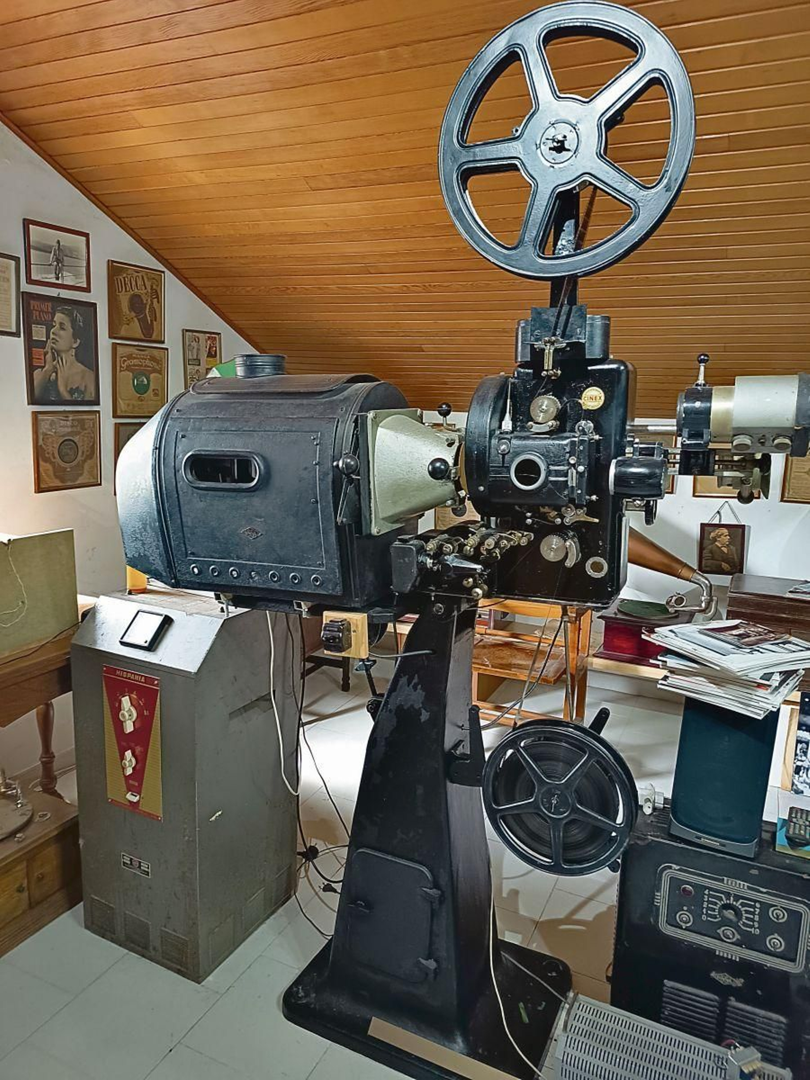 Proyector de los años veinte comprado en la Plaza Mayor de Ourense. Perteneció al desaparecido cine Principal de Leiro.
