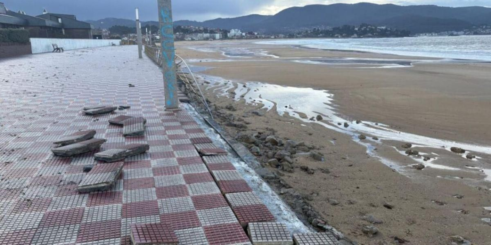 El mal tiempo afectó gravemente al paseo de Playa América.