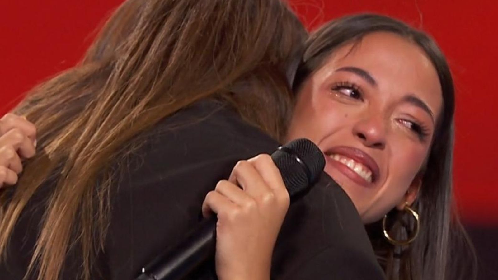 Lola Índigo abraza a Nerea Jiménez para darle la bienvenida a su equipo.