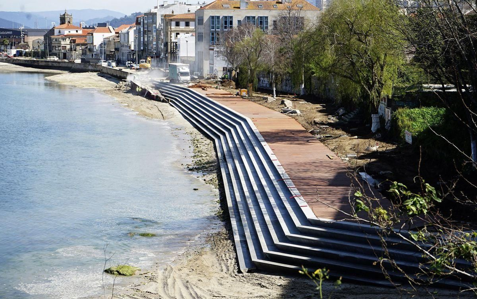 Las obras en marcha del nuevo paseo de Bouzas realizadas por el Concello.
