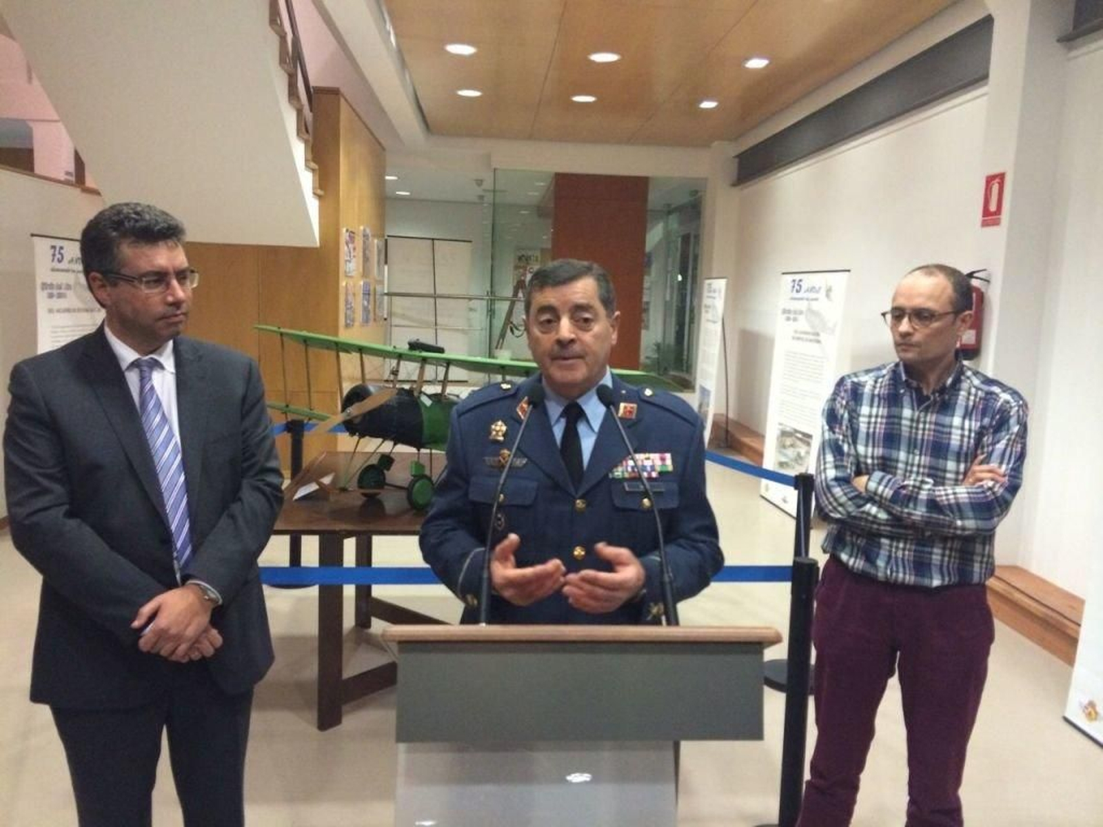 El alcalde Javier Bas, el general de Brigada, el redondelano  Santos Senra y el edil de Cultura, Julio Alonso.