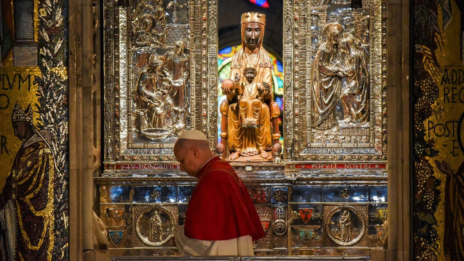 El papa León XIV saluda a la Virgen de Montserrat 'La Moreneta' durante la celebración de la oración del Santo Rosario.