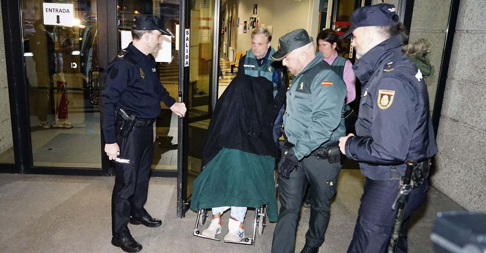 El detenido como presunto autor del crimen de Baiona, sacado en silla de ruedas del juzgado de Vigo para ser trasladado al hospital Álvaro Cunqueiro.