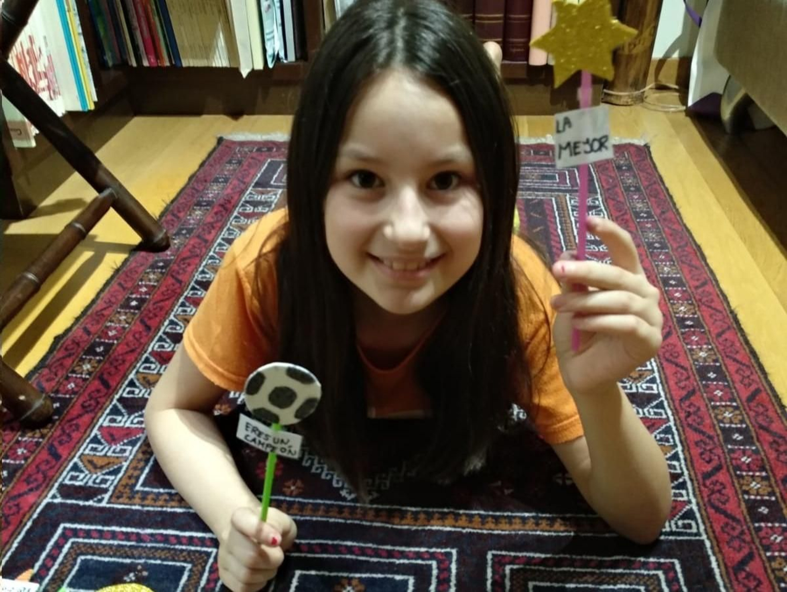 Daniela Vázquez, con sus obsequios para levantar el ánimo a otros niños.