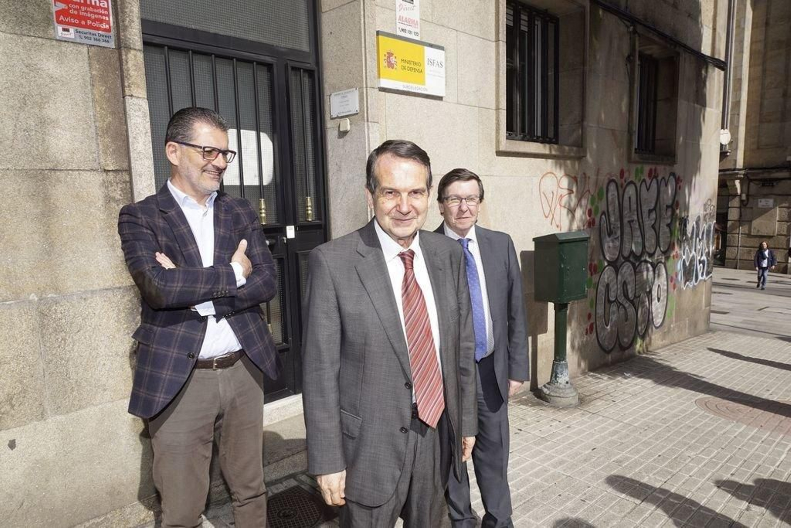 El alcalde, acompañado de Ángel Rivas y Carlos Font, tras la visita a las instalaciones.