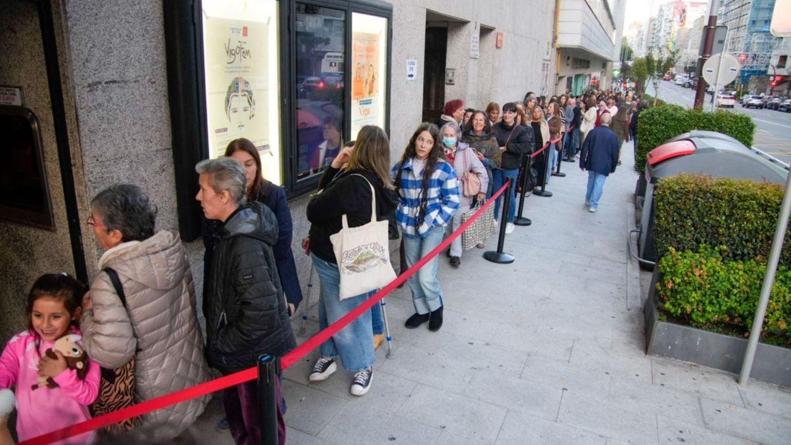 Salesianos acolleu unha longa fileira de fans para o concerto de Fillas de Cassandra en VigoFem.