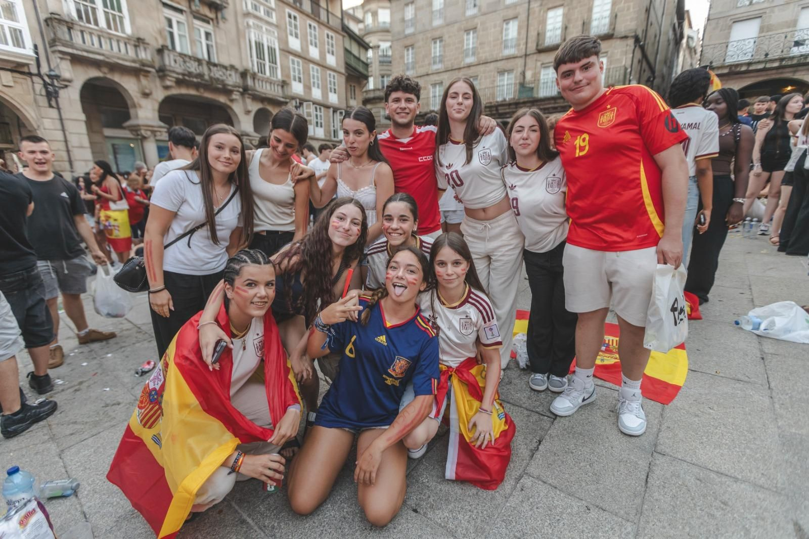 Galería | Camisetas, banderas y las calles de Ourense llenas de emoción por ver a España jugar los cuartos de final, en fotos