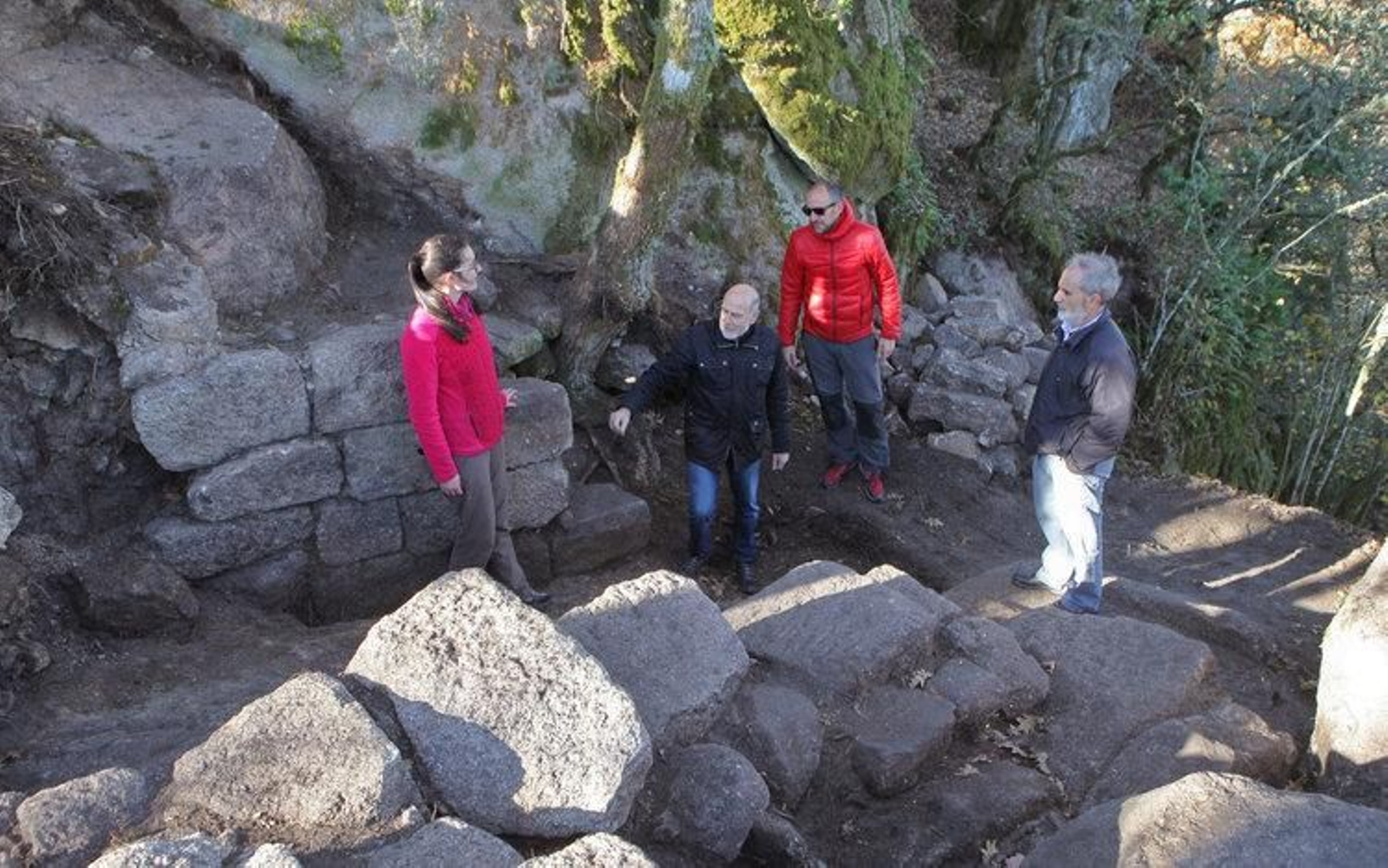 El alcalde Francisco García, segundo por la izquierda, visitó la excavación