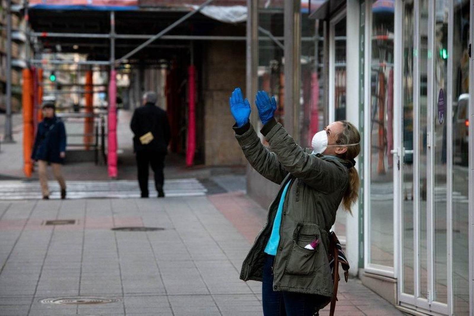 Aplauso de las vecinas y vecinos a los sanitarios. Foto: Óscar Pinal