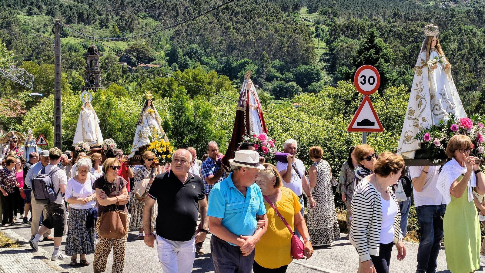 Procesión con nueve imágenes de toda A Lama sin ofrecidos en ataúdes.