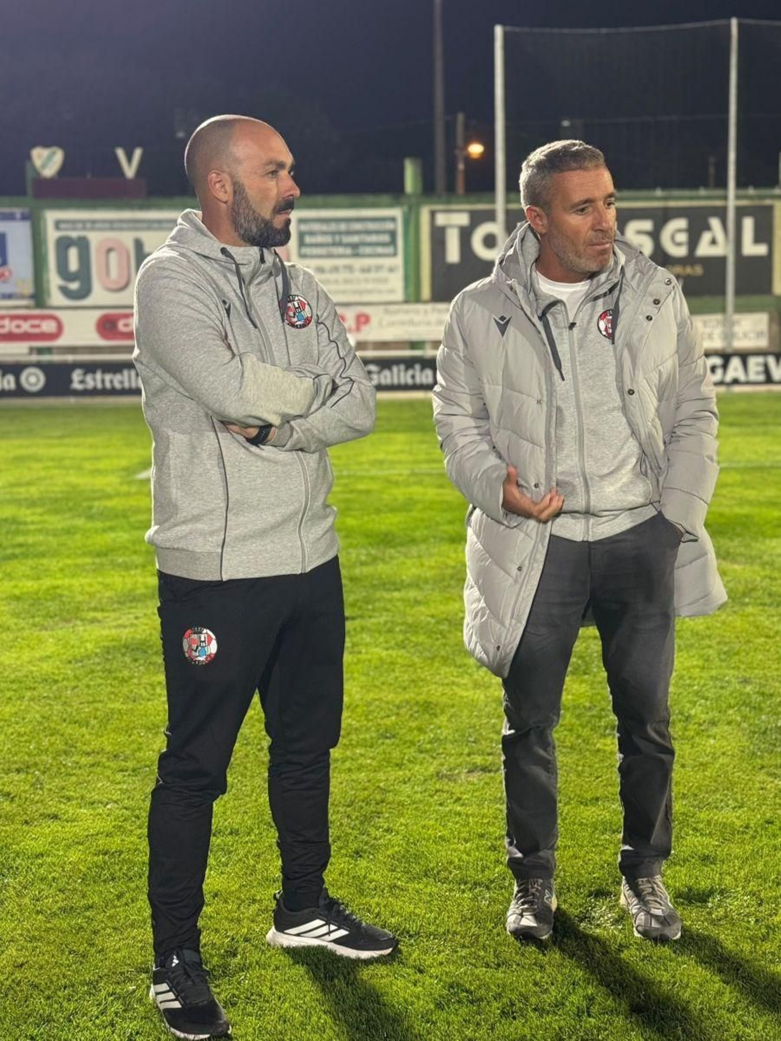 El entrenador del Zamora Óscar Cano (der.) junto a uno de sus ayudantes, ayer entrenando en O Vao.