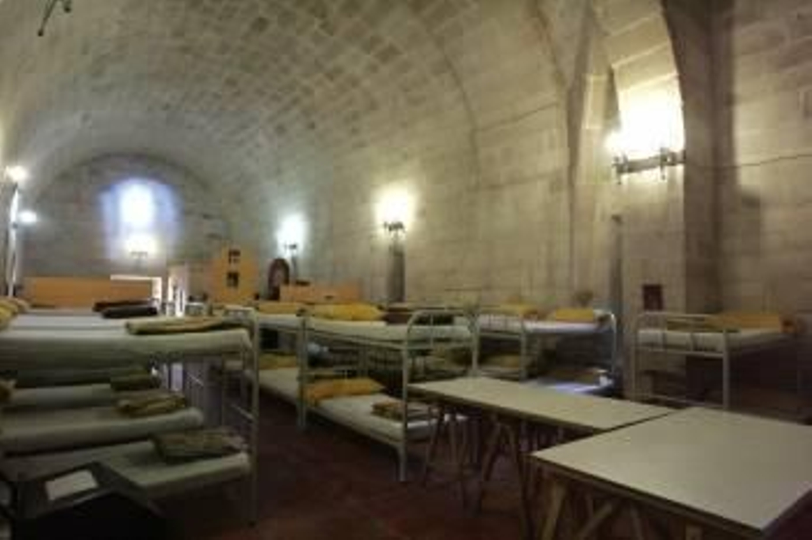 Literas y equipamiento complementario, en el nuevo albergue del Monasterio de Oseira. (Foto: MARCOS ATRIO)