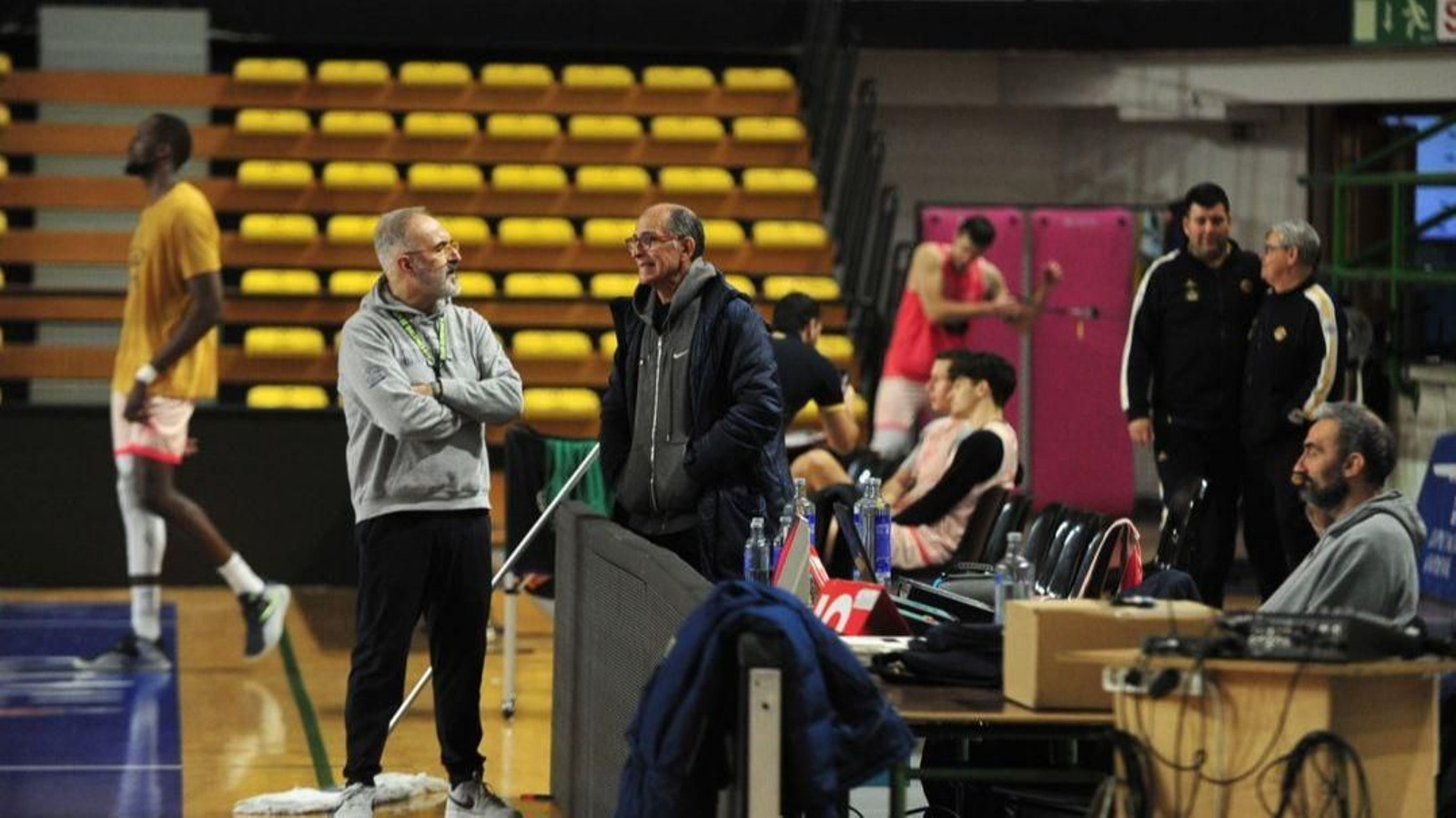 Moncho López y Estévez Camiña conversan en el Pazo.