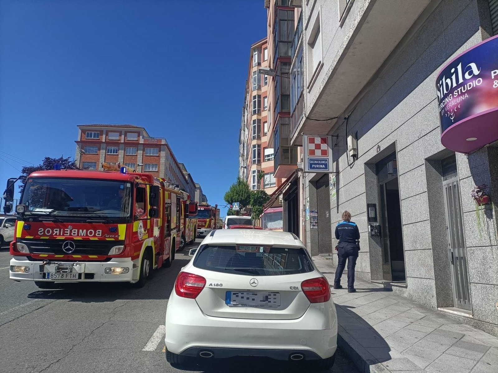 Los camiones de bomberos frente al lugar donde se produjo el incendio.