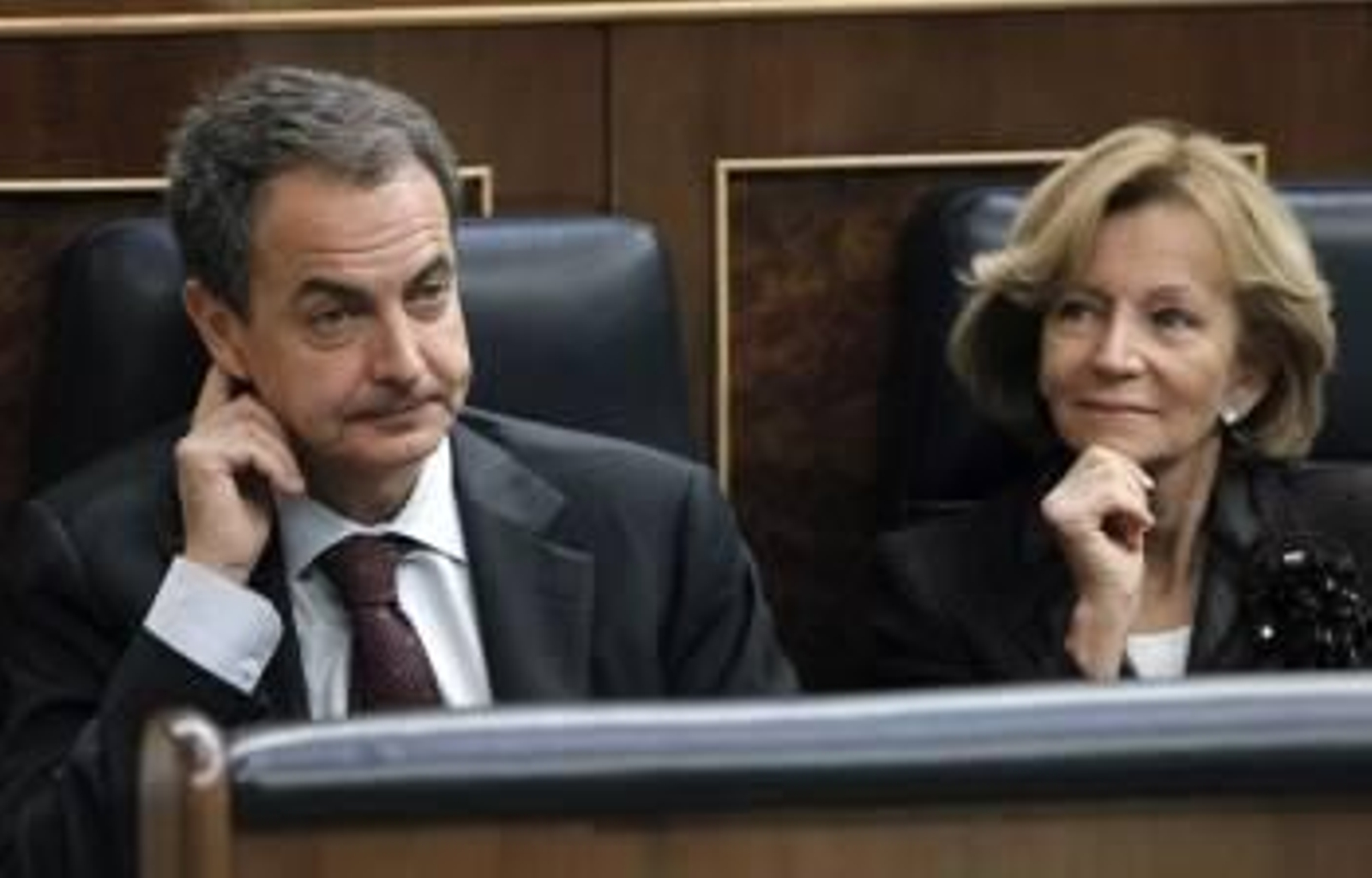 El jefe del Ejecutivo en funciones, José Luis Rodríguez Zapatero, y la vicepresidenta económica, Elena Salgado, durante la segunda jornada del debate de investidura en la que ha el líder del PP, Mariano Rajoy (Foto: EFE)