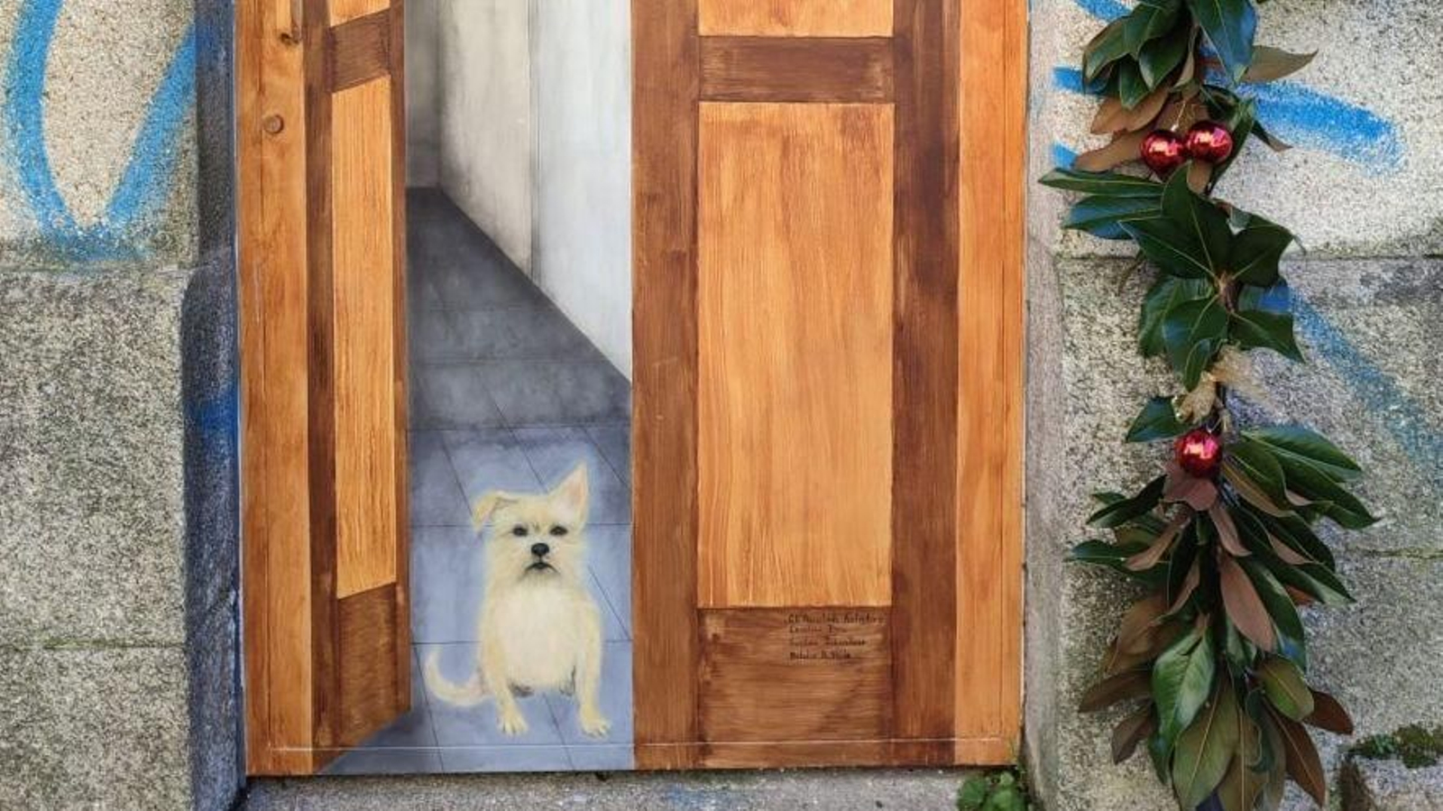 Pinturas del programa “Arte nas fiestras”, decoradas con elementos navideños durante este mes de diciembre