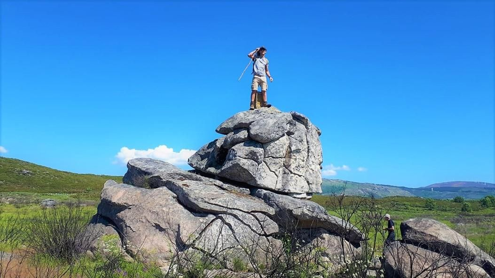El penedo está en una planicie sin otro relieve que el que la cercanía le presta.