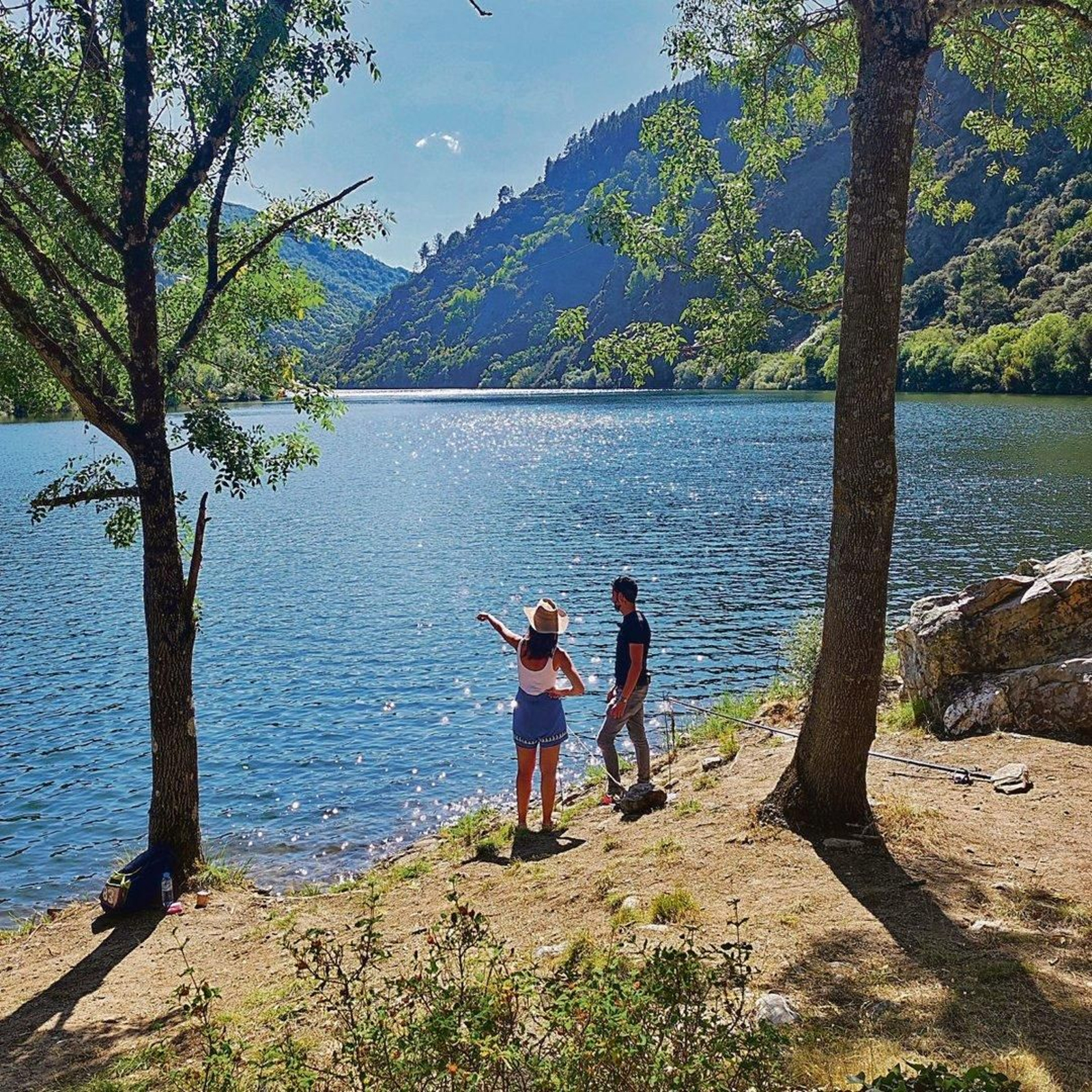 A presentadora, cun pescador de carpa en Augas Mestas, no Sil.