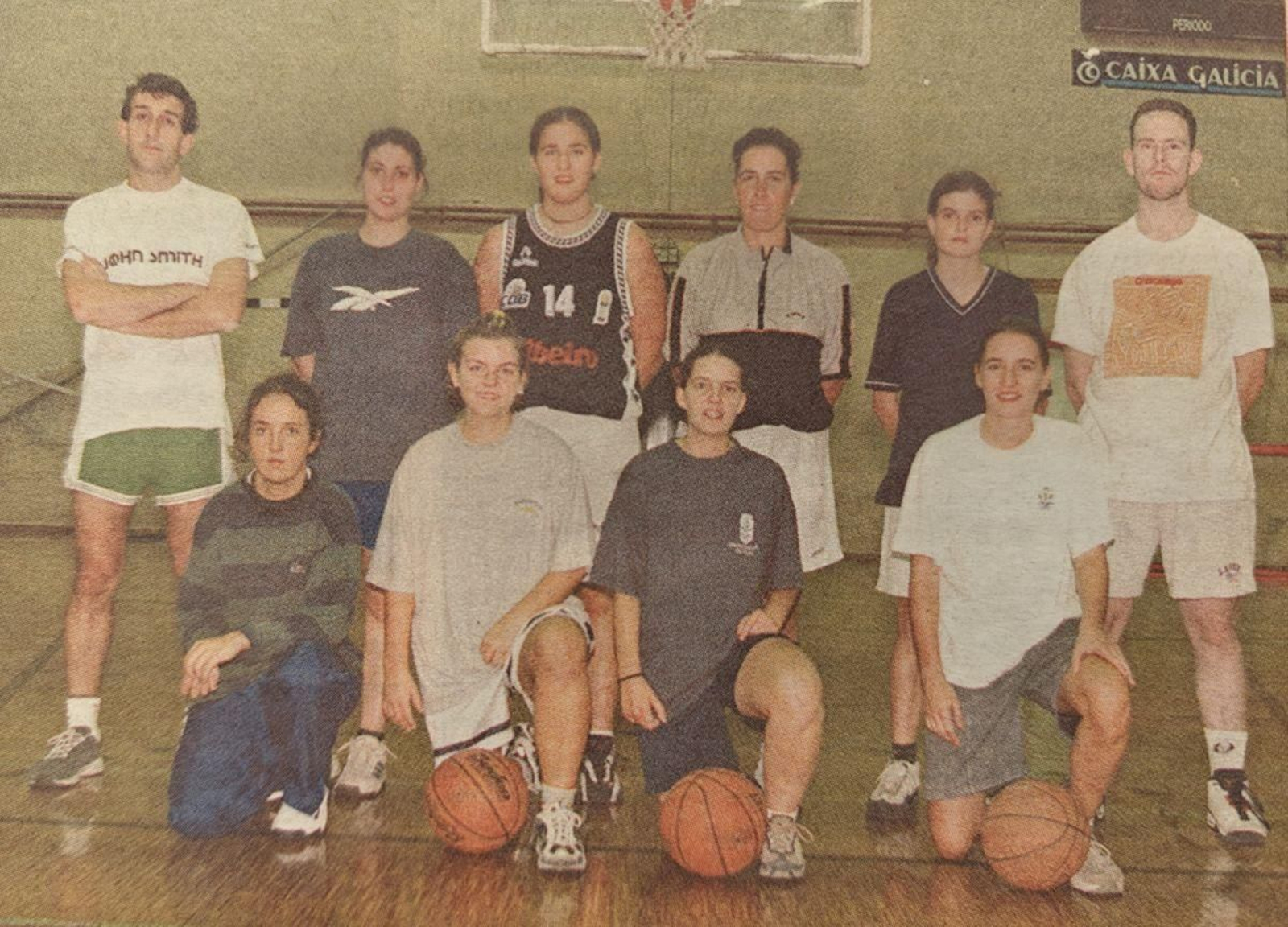 Equipo de baloncesto Universidad Sur femenino. Arriba: Ramonet, Ana, Marisela, Fernanda, Ana y Benjamín. Abajo: Carlota, Raquel, Lorena y Belén.