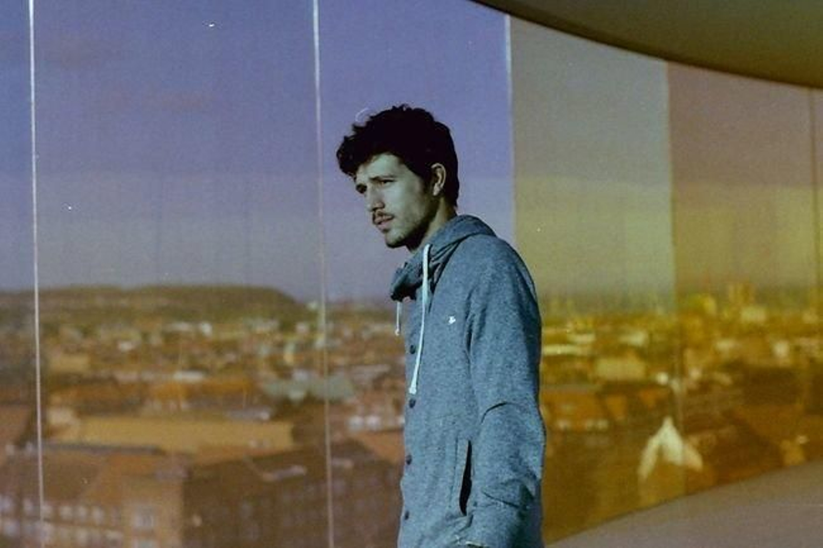 El cineasta vigués Lois Patiño trae al OUFF su proyecto ""Tiempo vertical"", que expone en Celanova.