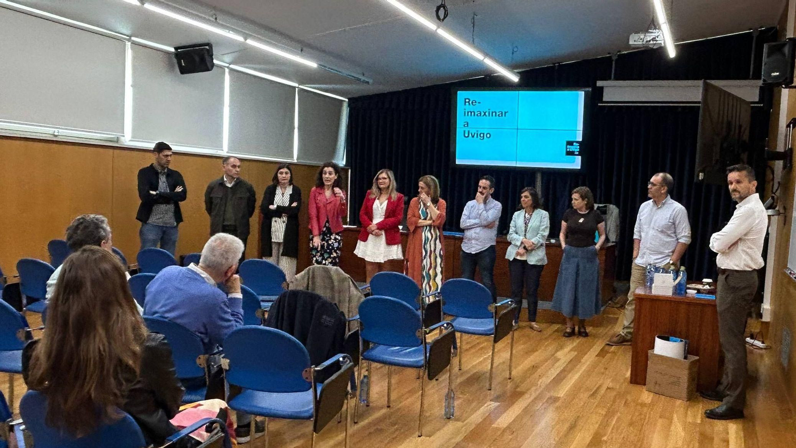 Jacobo Porteiro (dcha) y su equipo, durante el encuentro en la Facultad de Económicas.