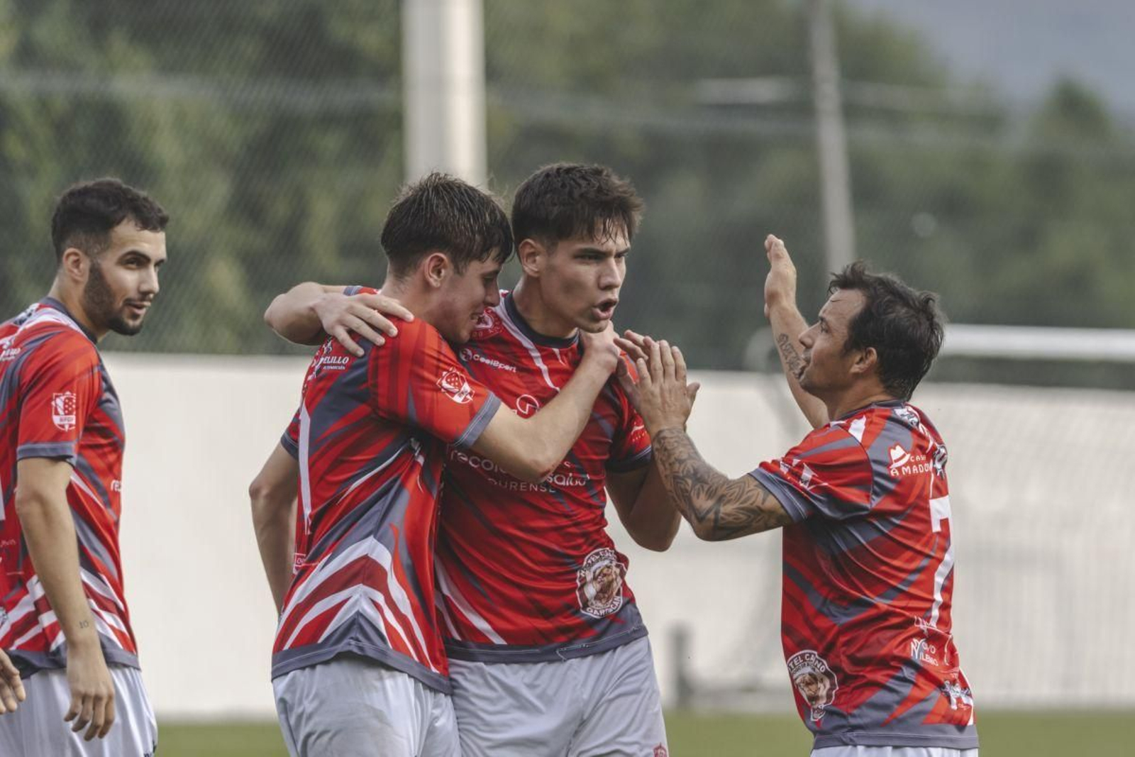 Ismael, del Peroxa, celebra el primer gol en O Marco.