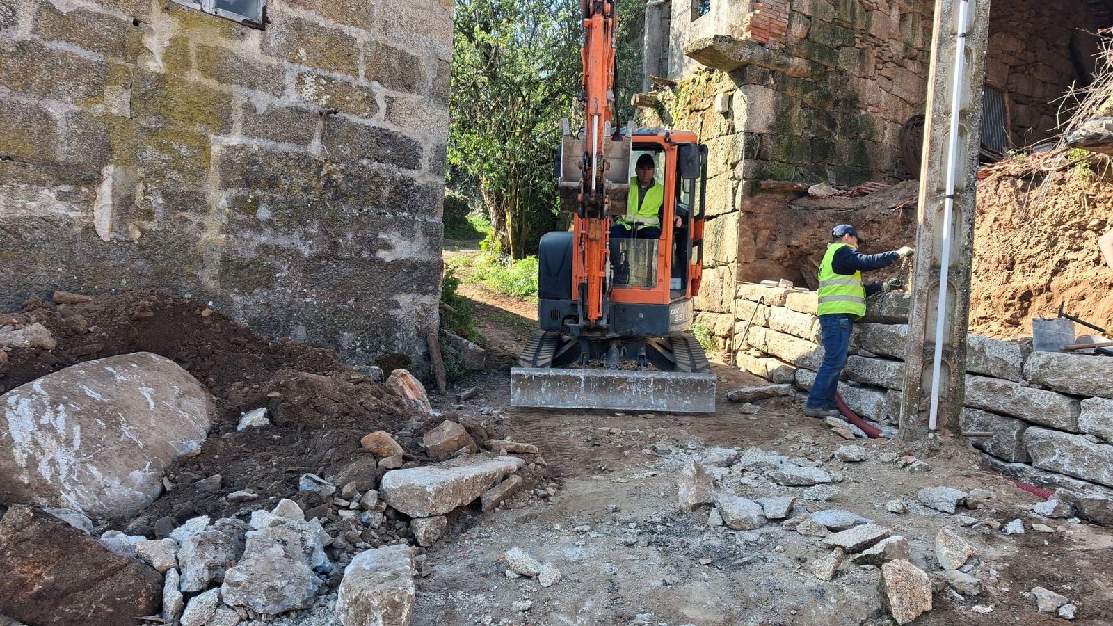 Los trabajos están recomponiendo la piedra de los muros.