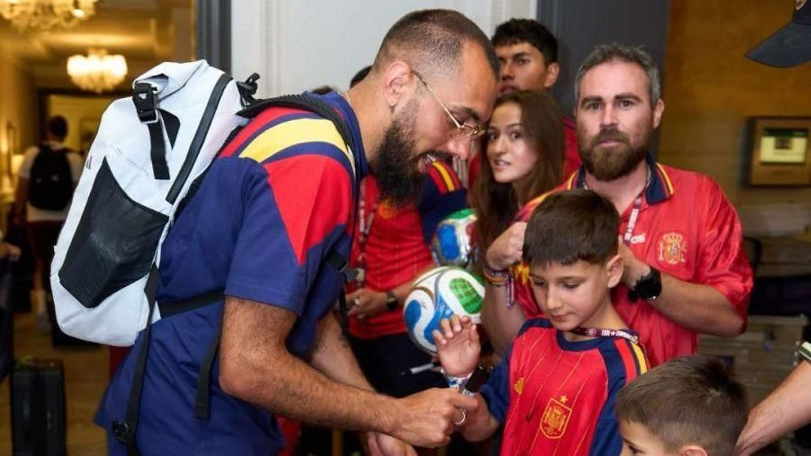 El céltico Borja Iglesias firma autógrafos a su llegada a Atlanta, donde España juega hoy.