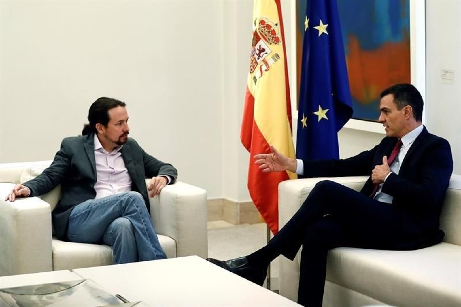 Sánchez recibe a Iglesias para hablar de la situación en Cataluña