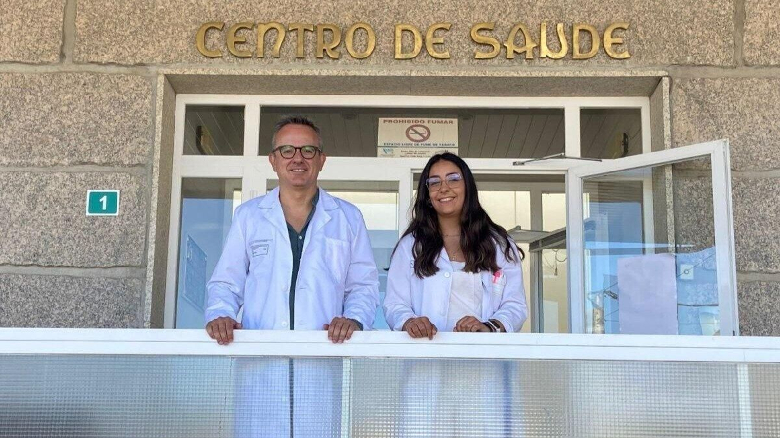 Carlos Moral y Lucía Bruque en el centro de salud de Chandrexa.