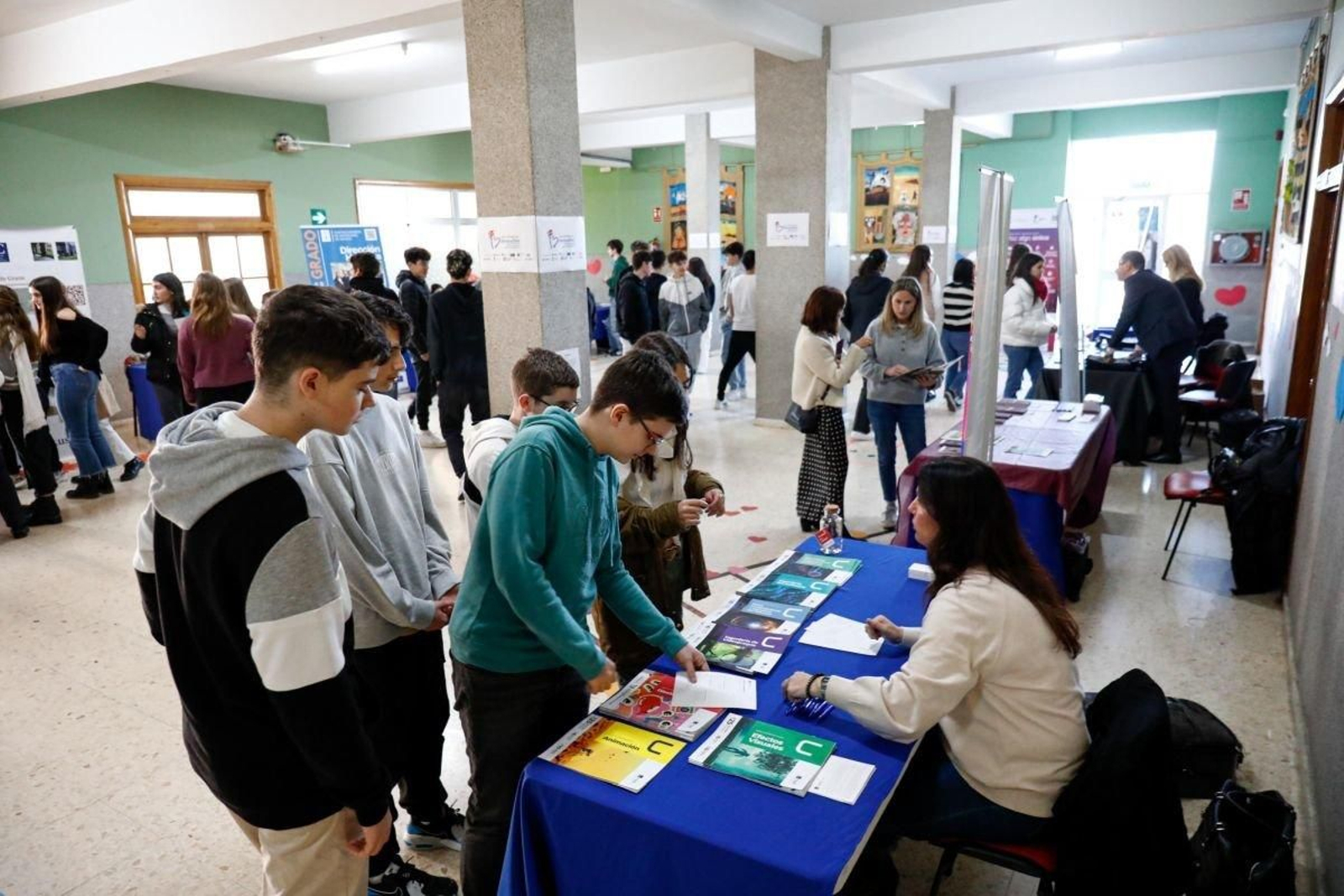 Alumnos del Colegio Amor de Dios visitando los stands de la feria universitaria.