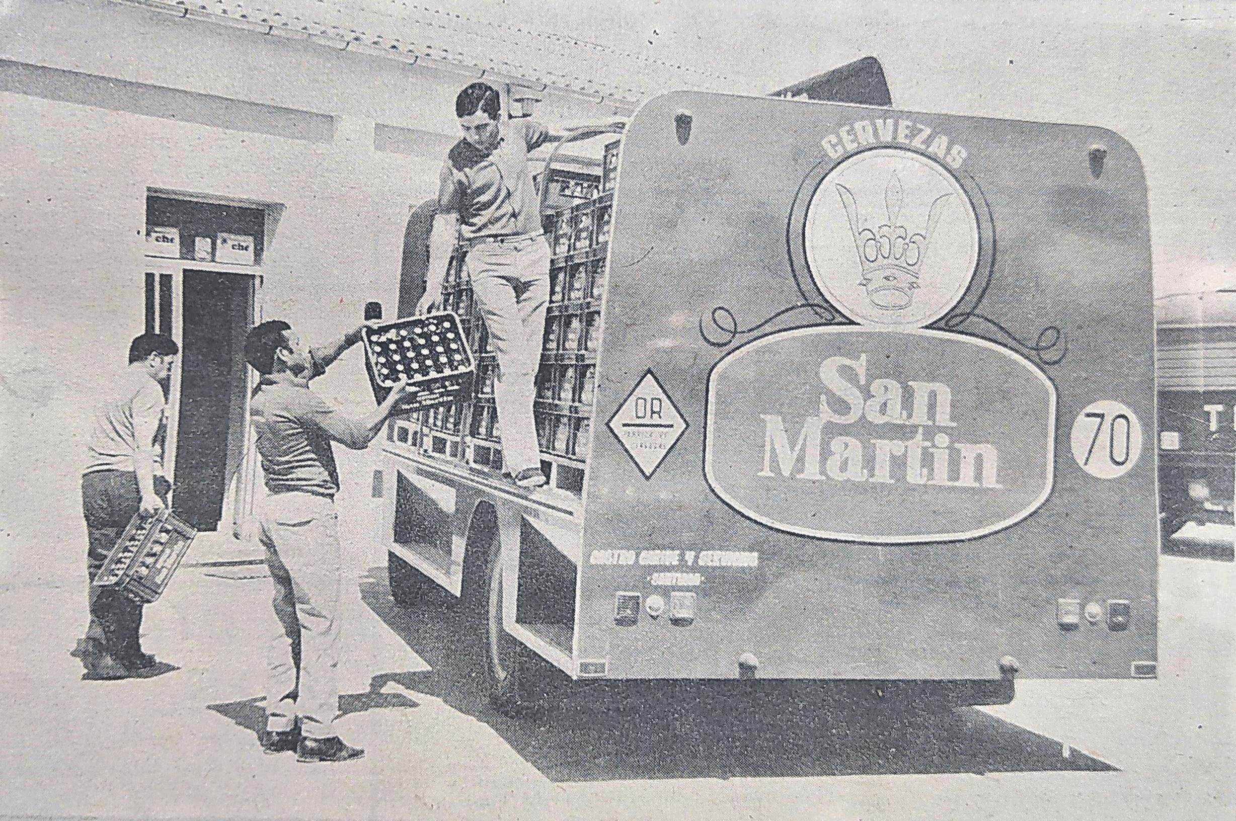Descarga de cajas de botellines en el bar-restaurante del Polígono Industrial de San Ciprián de Viñas.