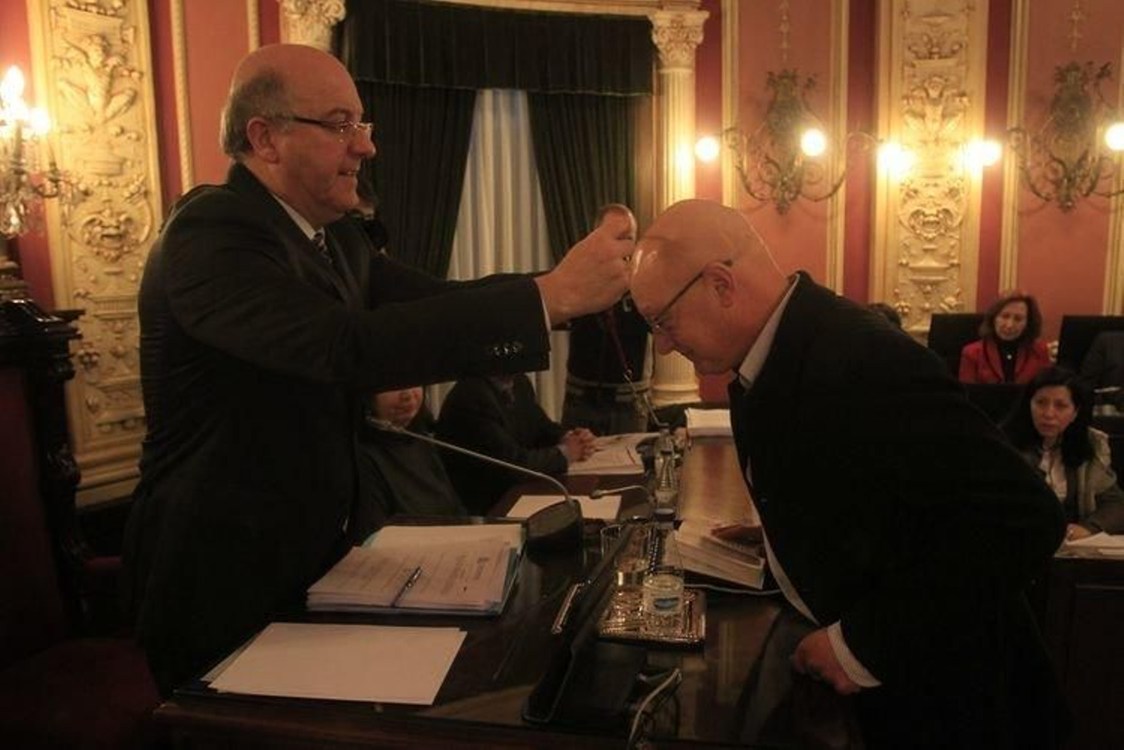 El alcalde de Ourense, Agustín Fernández, con el nuevo edil nacionalista, Secundino Alonso. (MIGUEL ÁNGEL)